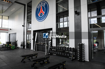 2023-07-05 - This general view shows the gymnasium at Campus PSG, the new training center for the Paris Saint-Germain football team on July 5, 2023 in Poissy, France - FOOTBALL - PARIS SG NEW TRAINING CENTER - FRENCH LIGUE 1 - SOCCER