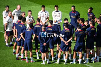 2023-08-11 - Luis ENRIQUE of PSG with PSG players during the training of the Paris Saint-Germain team on August 11, 2023 at Campus PSG in Poissy, France - FOOTBALL - PARIS SG TRAINING AND PRESS CONFERENCE - FRENCH LIGUE 1 - SOCCER