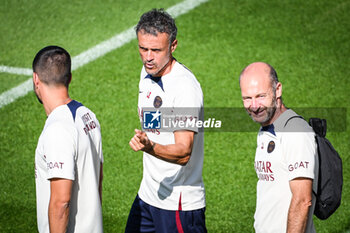 2023-08-11 - Luis ENRIQUE of PSG and Jean-Luc AUBERT goalkeeper assistant coach of PSG during the training of the Paris Saint-Germain team on August 11, 2023 at Campus PSG in Poissy, France - FOOTBALL - PARIS SG TRAINING AND PRESS CONFERENCE - FRENCH LIGUE 1 - SOCCER