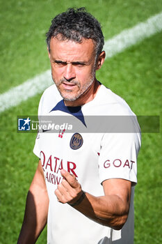 2023-08-11 - Luis ENRIQUE of PSG during the training of the Paris Saint-Germain team on August 11, 2023 at Campus PSG in Poissy, France - FOOTBALL - PARIS SG TRAINING AND PRESS CONFERENCE - FRENCH LIGUE 1 - SOCCER