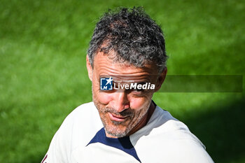 2023-08-11 - Luis ENRIQUE of PSG during the training of the Paris Saint-Germain team on August 11, 2023 at Campus PSG in Poissy, France - FOOTBALL - PARIS SG TRAINING AND PRESS CONFERENCE - FRENCH LIGUE 1 - SOCCER