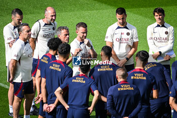 2023-08-11 - Jean Luc AUBERT goalkeeper assistant coach of PSG, Luis ENRIQUE of PSG, Borja ALVAREZ goalkeeper coach of PSG, Joaquin VALDES FONSECA psychologist of PSG, Pedro GOMEZ assistant physical trainer of PSG, Alberto PIERNAS assistant physical trainer of PSG and Aitor UNZUE assistant coach of PSG during the training of the Paris Saint-Germain team on August 11, 2023 at Campus PSG in Poissy, France - FOOTBALL - PARIS SG TRAINING AND PRESS CONFERENCE - FRENCH LIGUE 1 - SOCCER