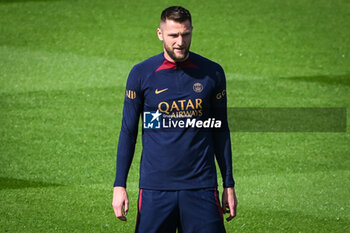 2023-08-11 - Milan SKRINIAR of PSG during the training of the Paris Saint-Germain team on August 11, 2023 at Campus PSG in Poissy, France - FOOTBALL - PARIS SG TRAINING AND PRESS CONFERENCE - FRENCH LIGUE 1 - SOCCER