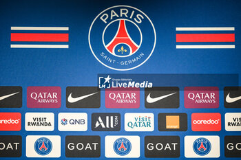 2023-08-11 - Illustration of the official PSG logo during a press conference on August 11, 2023 at Campus PSG in Poissy, France - FOOTBALL - PARIS SG TRAINING AND PRESS CONFERENCE - FRENCH LIGUE 1 - SOCCER