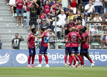 2023-08-14 - Muhammed Cham Saracevic of Clermont (left) celebrates his goal with Neto Borges and teammates during the French championship Ligue 1 football match between Clermont Foot 63 and AS Monaco on August 13, 2023 at Gabriel-Montpied stadium in Clermont-Ferrand, France - FOOTBALL - FRENCH CHAMP - CLERMONT V MONACO - FRENCH LIGUE 1 - SOCCER