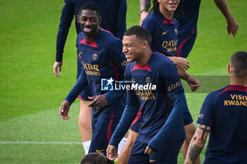 2023-08-18 - Ousmane DEMBELE of PSG and Kylian MBAPPE of PSG during the training of the Paris Saint-Germain team on August 18, 2023 at Campus PSG in Poissy, France - FOOTBALL - PARIS SG TRAINING AND PRESS CONFERENCE - FRENCH LIGUE 1 - SOCCER