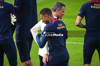 2023-08-18 - Luis ENRIQUE of PSG and Kylian MBAPPE of PSG during the training of the Paris Saint-Germain team on August 18, 2023 at Campus PSG in Poissy, France - FOOTBALL - PARIS SG TRAINING AND PRESS CONFERENCE - FRENCH LIGUE 1 - SOCCER