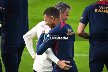 2023-08-18 - Luis ENRIQUE of PSG and Kylian MBAPPE of PSG during the training of the Paris Saint-Germain team on August 18, 2023 at Campus PSG in Poissy, France - FOOTBALL - PARIS SG TRAINING AND PRESS CONFERENCE - FRENCH LIGUE 1 - SOCCER