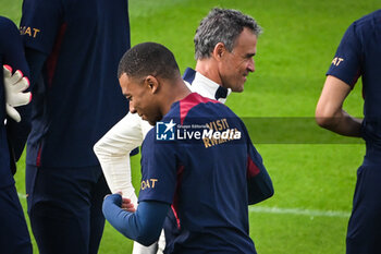2023-08-18 - Kylian MBAPPE of PSG and Luis ENRIQUE of PSG during the training of the Paris Saint-Germain team on August 18, 2023 at Campus PSG in Poissy, France - FOOTBALL - PARIS SG TRAINING AND PRESS CONFERENCE - FRENCH LIGUE 1 - SOCCER