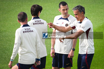 2023-08-18 - Alberto PIERNAS of PSG and Luis ENRIQUE of PSG during the training of the Paris Saint-Germain team on August 18, 2023 at Campus PSG in Poissy, France - FOOTBALL - PARIS SG TRAINING AND PRESS CONFERENCE - FRENCH LIGUE 1 - SOCCER