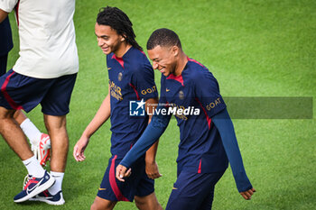 2023-08-18 - Ethan MBAPPE of PSG and Kylian MBAPPE of PSG during the training of the Paris Saint-Germain team on August 18, 2023 at Campus PSG in Poissy, France - FOOTBALL - PARIS SG TRAINING AND PRESS CONFERENCE - FRENCH LIGUE 1 - SOCCER