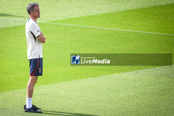 2023-08-18 - Luis ENRIQUE of PSG during the training of the Paris Saint-Germain team on August 18, 2023 at Campus PSG in Poissy, France - FOOTBALL - PARIS SG TRAINING AND PRESS CONFERENCE - FRENCH LIGUE 1 - SOCCER