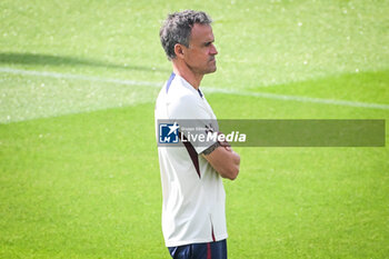 2023-08-18 - Luis ENRIQUE of PSG during the training of the Paris Saint-Germain team on August 18, 2023 at Campus PSG in Poissy, France - FOOTBALL - PARIS SG TRAINING AND PRESS CONFERENCE - FRENCH LIGUE 1 - SOCCER