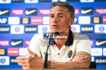 2023-08-18 - Luis ENRIQUE of PSG during a press conference on August 18, 2023 at Campus PSG in Poissy, France - FOOTBALL - PARIS SG TRAINING AND PRESS CONFERENCE - FRENCH LIGUE 1 - SOCCER