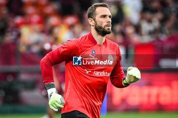 2023-08-18 - Pau LOPEZ of Marseille during the French championship Ligue 1 football match between FC Metz and Olympique de Marseille on August 18, 2023 at Saint-Symphorien stadium in Metz, France - FOOTBALL - FRENCH CHAMP - METZ V MARSEILLE - FRENCH LIGUE 1 - SOCCER