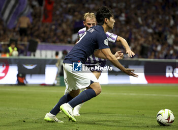 2023-08-20 - Lee Kang-in of PSG during the French championship Ligue 1 football match between Toulouse FC and Paris Saint-Germain on August 19, 2023 at Stadium in Toulouse, France - FOOTBALL - FRENCH CHAMP - TOULOUSE V PARIS SG - FRENCH LIGUE 1 - SOCCER