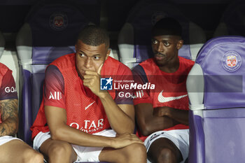 2023-08-20 - Kylian Mbappe and Ousmane Dembele of PSG on the bench during the French championship Ligue 1 football match between Toulouse FC and Paris Saint-Germain on August 19, 2023 at Stadium in Toulouse, France - FOOTBALL - FRENCH CHAMP - TOULOUSE V PARIS SG - FRENCH LIGUE 1 - SOCCER