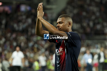 2023-08-20 - Kylian Mbappe of PSG salutes the supporters following the French championship Ligue 1 football match between Toulouse FC and Paris Saint-Germain on August 19, 2023 at Stadium in Toulouse, France - FOOTBALL - FRENCH CHAMP - TOULOUSE V PARIS SG - FRENCH LIGUE 1 - SOCCER