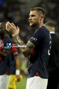 2023-08-20 - Milan Skriniar of PSG salutes the supporters following the French championship Ligue 1 football match between Toulouse FC and Paris Saint-Germain on August 19, 2023 at Stadium in Toulouse, France - FOOTBALL - FRENCH CHAMP - TOULOUSE V PARIS SG - FRENCH LIGUE 1 - SOCCER