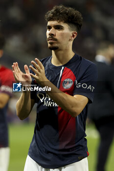 2023-08-20 - Vitinha of PSG salutes the supporters following the French championship Ligue 1 football match between Toulouse FC and Paris Saint-Germain on August 19, 2023 at Stadium in Toulouse, France - FOOTBALL - FRENCH CHAMP - TOULOUSE V PARIS SG - FRENCH LIGUE 1 - SOCCER