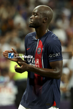 2023-08-20 - Danilo Pereira of PSG salutes the supporters following the French championship Ligue 1 football match between Toulouse FC and Paris Saint-Germain on August 19, 2023 at Stadium in Toulouse, France - FOOTBALL - FRENCH CHAMP - TOULOUSE V PARIS SG - FRENCH LIGUE 1 - SOCCER