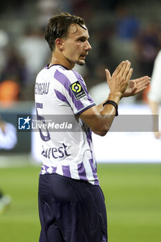 2023-08-20 - Denis Genreau of Toulouse salutes the supporters following the French championship Ligue 1 football match between Toulouse FC and Paris Saint-Germain on August 19, 2023 at Stadium in Toulouse, France - FOOTBALL - FRENCH CHAMP - TOULOUSE V PARIS SG - FRENCH LIGUE 1 - SOCCER
