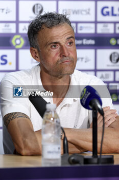 2023-08-20 - PSG coach Luis Enrique answers to the media during the post-match press conference following the French championship Ligue 1 football match between Toulouse FC and Paris Saint-Germain on August 19, 2023 at Stadium in Toulouse, France - FOOTBALL - FRENCH CHAMP - TOULOUSE V PARIS SG - FRENCH LIGUE 1 - SOCCER