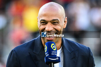 2023-08-20 - Thierry HENRY with an Amazon Prime Video microphone during the French championship Ligue 1 football match between RC Lens and Stade Rennais (Rennes) on August 20, 2023 at Bollaert-Delelis stadium in Lens, France - FOOTBALL - FRENCH CHAMP - LENS V RENNES - FRENCH LIGUE 1 - SOCCER