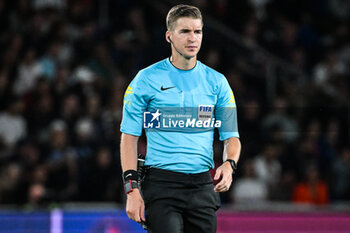 2023-08-26 - Referee Francois LETEXIER during the French championship Ligue 1 football match between Paris Saint-Germain and RC Lens on August 26, 2023 at Parc des Princes stadium in Paris, France - FOOTBALL - FRENCH CHAMP - PARIS SG V LENS - FRENCH LIGUE 1 - SOCCER