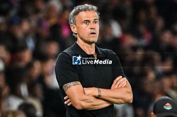 2023-08-26 - Luis ENRIQUE of PSG during the French championship Ligue 1 football match between Paris Saint-Germain and RC Lens on August 26, 2023 at Parc des Princes stadium in Paris, France - FOOTBALL - FRENCH CHAMP - PARIS SG V LENS - FRENCH LIGUE 1 - SOCCER