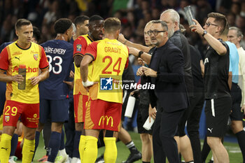 2023-08-27 - Coach of RC Lens Franck Haise and his players during the French championship Ligue 1 football match between Paris Saint-Germain (PSG) and RC Lens (RCL) on August 26, 2023 at Parc des Princes stadium in Paris, France - FOOTBALL - FRENCH CHAMP - PARIS SG V LENS - FRENCH LIGUE 1 - SOCCER
