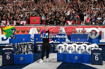 2023-09-15 - Marco VERRATTI of PSG poses with his trophies in front of Paris Saint-Germain ultras supporters during a ceremony paying tribute to him following his departure from the club prior the French championship Ligue 1 football match between Paris Saint-Germain and OGC Nice on September 15, 2023 at Parc des Princes stadium in Paris, France - FOOTBALL - FRENCH CHAMP - PARIS SG V NICE - FRENCH LIGUE 1 - SOCCER