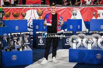 2023-09-15 - Marco VERRATTI of PSG poses with his trophies during a ceremony paying tribute to him following his departure from the club prior the French championship Ligue 1 football match between Paris Saint-Germain and OGC Nice on September 15, 2023 at Parc des Princes stadium in Paris, France - FOOTBALL - FRENCH CHAMP - PARIS SG V NICE - FRENCH LIGUE 1 - SOCCER