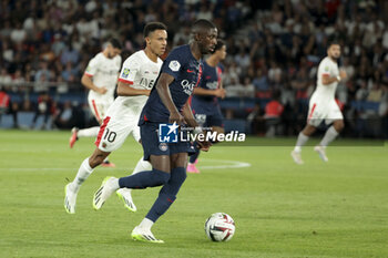 2023-09-15 - Ousmane Dembele of PSG, left Sofiane Diop of Nice during the French championship Ligue 1 football match between Paris Saint-Germain and OGC Nice on September 15, 2023 at Parc des Princes stadium in Paris, France - FOOTBALL - FRENCH CHAMP - PARIS SG V NICE - FRENCH LIGUE 1 - SOCCER