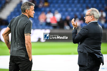 2023-09-15 - Luis ENRIQUE of PSG and Luis CAMPOS of PSG during the French championship Ligue 1 football match between Paris Saint-Germain and OGC Nice on September 15, 2023 at Parc des Princes stadium in Paris, France - FOOTBALL - FRENCH CHAMP - PARIS SG V NICE - FRENCH LIGUE 1 - SOCCER
