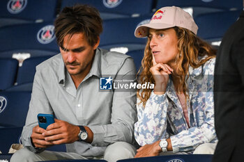 2023-09-15 - Justine DUPONT and her companion Fred DAVID during the French championship Ligue 1 football match between Paris Saint-Germain and OGC Nice on September 15, 2023 at Parc des Princes stadium in Paris, France - FOOTBALL - FRENCH CHAMP - PARIS SG V NICE - FRENCH LIGUE 1 - SOCCER