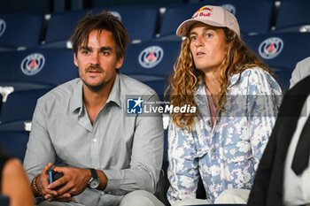 2023-09-15 - Justine DUPONT and her companion Fred DAVID during the French championship Ligue 1 football match between Paris Saint-Germain and OGC Nice on September 15, 2023 at Parc des Princes stadium in Paris, France - FOOTBALL - FRENCH CHAMP - PARIS SG V NICE - FRENCH LIGUE 1 - SOCCER
