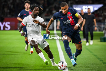 2023-09-15 - Jordan LOTOMBA of Nice and Kylian MBAPPE of PSG during the French championship Ligue 1 football match between Paris Saint-Germain and OGC Nice on September 15, 2023 at Parc des Princes stadium in Paris, France - FOOTBALL - FRENCH CHAMP - PARIS SG V NICE - FRENCH LIGUE 1 - SOCCER