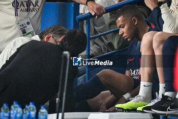 2023-09-24 - Kylian MBAPPE of PSG receives medical treatment after injury during the French championship Ligue 1 football match between Paris Saint-Germain and Olympique de Marseille on September 24, 2023 at Parc des Princes stadium in Paris, France - FOOTBALL - FRENCH CHAMP - PARIS SG V MARSEILLE - FRENCH LIGUE 1 - SOCCER