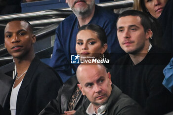 2023-09-24 - Dominic J WEST, Selena GOMEZ and Brooklyn BECKHAM during the French championship Ligue 1 football match between Paris Saint-Germain and Olympique de Marseille on September 24, 2023 at Parc des Princes stadium in Paris, France - FOOTBALL - FRENCH CHAMP - PARIS SG V MARSEILLE - FRENCH LIGUE 1 - SOCCER