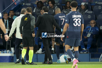 2023-09-24 - Injured, Kylian Mbappe of PSG leaves the pitch during the French championship Ligue 1 football match between Paris Saint-Germain and Olympique de Marseille on September 24, 2023 at Parc des Princes stadium in Paris, France - FOOTBALL - FRENCH CHAMP - PARIS SG V MARSEILLE - FRENCH LIGUE 1 - SOCCER