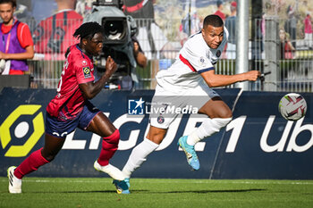 2023-09-30 - Alidu SEIDU of Clermont and Kylian MBAPPE of PSG during the French championship Ligue 1 football match between Clermont Foot 63 and Paris Saint-Germain on September 30, 2023 at Gabriel-Montpied stadium in Clermont-Ferrand, France - FOOTBALL - FRENCH CHAMP - CLERMONT V PARIS SG - FRENCH LIGUE 1 - SOCCER
