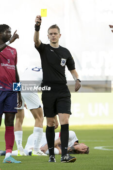 2023-09-30 - Referee Marc Bollengier gives a yellow card during the French championship Ligue 1 football match between Clermont Foot 63 and Paris Saint-Germain (PSG) on September 30, 2023 at Stade Gabriel-Montpied in Clermont-Ferrand, France - FOOTBALL - FRENCH CHAMP - CLERMONT V PARIS SG - FRENCH LIGUE 1 - SOCCER