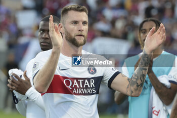 2023-09-30 - Milan Skriniar of PSG salutes the supporters following the French championship Ligue 1 football match between Clermont Foot 63 and Paris Saint-Germain (PSG) on September 30, 2023 at Stade Gabriel-Montpied in Clermont-Ferrand, France - FOOTBALL - FRENCH CHAMP - CLERMONT V PARIS SG - FRENCH LIGUE 1 - SOCCER