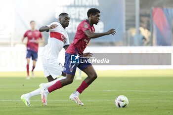 2023-09-30 - Andy Pelmard of Clermont, left Randal Kolo Muani of PSG during the French championship Ligue 1 football match between Clermont Foot 63 and Paris Saint-Germain (PSG) on September 30, 2023 at Stade Gabriel-Montpied in Clermont-Ferrand, France - FOOTBALL - FRENCH CHAMP - CLERMONT V PARIS SG - FRENCH LIGUE 1 - SOCCER