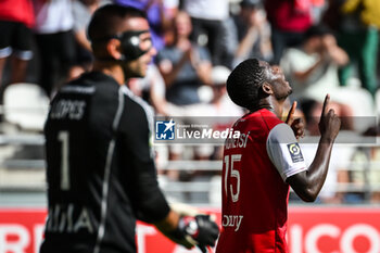 2023-10-01 - Marshall MUNETSI of Reims celebrates his goal and Anthony LOPES of Lyon looks dejected during the French championship Ligue 1 football match between Stade de Reims and Olympique Lyonnais on October 1, 2023 at Auguste Delaune stadium in Reims, France - FOOTBALL - FRENCH CHAMP - REIMS V LYON - FRENCH LIGUE 1 - SOCCER