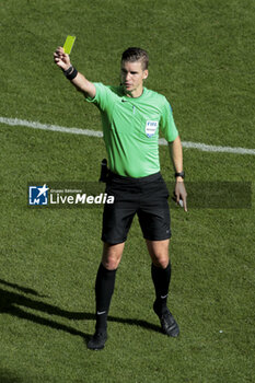 2023-10-01 - Referee Francois Letexier gives a yellow card during the French championship Ligue 1 football match between Stade de Reims and Olympique Lyonnais on October 1, 2023 at Auguste Delaune stadium in Reims, France - FOOTBALL - FRENCH CHAMP - REIMS V LYON - FRENCH LIGUE 1 - SOCCER
