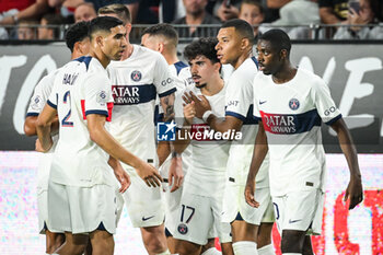 2023-10-08 - Vitor MACHADO FERREIRA (Vitinha) of PSG celebrate his goal with teammates during the French championship Ligue 1 football match between Stade Rennais (Rennes) and Paris Saint-Germain on October 8, 2023 at Roazhon Park in Rennes, France - FOOTBALL - FRENCH CHAMP - RENNES V PARIS SG - FRENCH LIGUE 1 - SOCCER