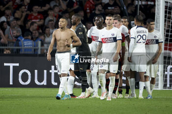 2023-10-08 - Kylian Mbappe of PSG and teammates celebrate the victory following the French championship Ligue 1 football match between Stade Rennais (Rennes) and Paris Saint-Germain on October 8, 2023 at Roazhon Park in Rennes, France - FOOTBALL - FRENCH CHAMP - RENNES V PARIS SG - FRENCH LIGUE 1 - SOCCER