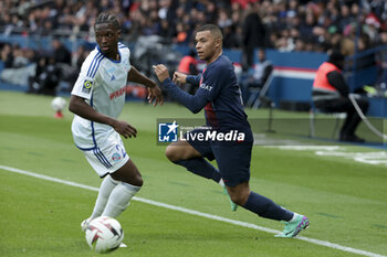 2023-10-21 - Kylian Mbappe of PSG, left Dilane Bakwa of Strasbourg during the French championship Ligue 1 football match between Paris Saint-Germain and RC Strasbourg on October 21, 2023 at Parc des Princes stadium in Paris, France - FOOTBALL - FRENCH CHAMP - PARIS SG V STRASBOURG - FRENCH LIGUE 1 - SOCCER